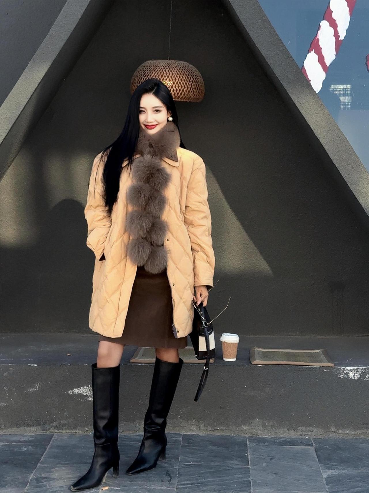 这套穿搭是温暖温柔的秋冬棕系松弛风，保暖又自带复古质感。浅棕菱格纹棉服自带冬日温