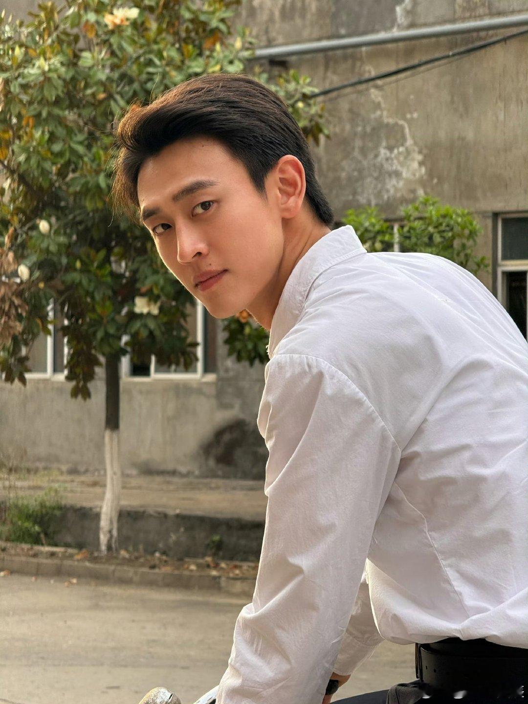 王天辰 孩子太多了养不起 王天辰机场名场面太经典！粉丝花式喊称呼，他小心翼翼求饶