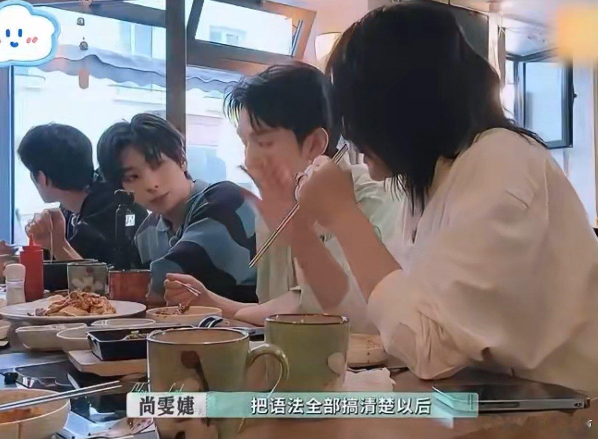 建议尚雯婕开班吧 尚雯婕的语言天赋太强了！《巴黎合伙人》中，她随手教李佳琦外语学