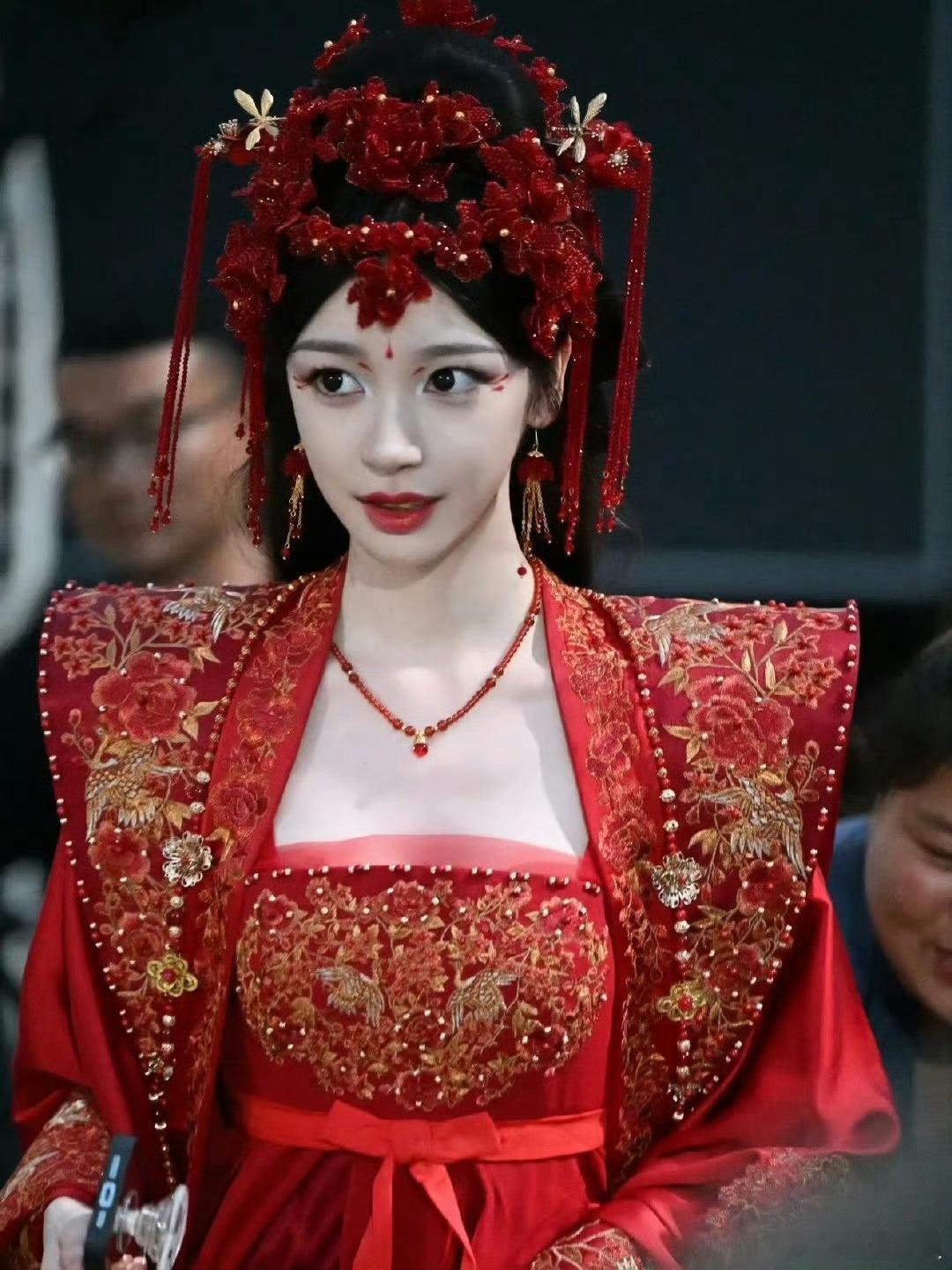 易梦玲原来真的在当演员啊 《万古最强宗》婚服路透 看装扮适合当演员吗 