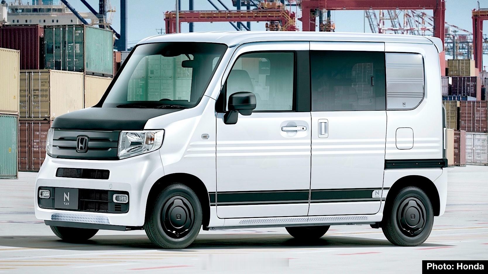 有人说把左边这车PS一下就是右边这个，你别说，还真有点那意思van事通