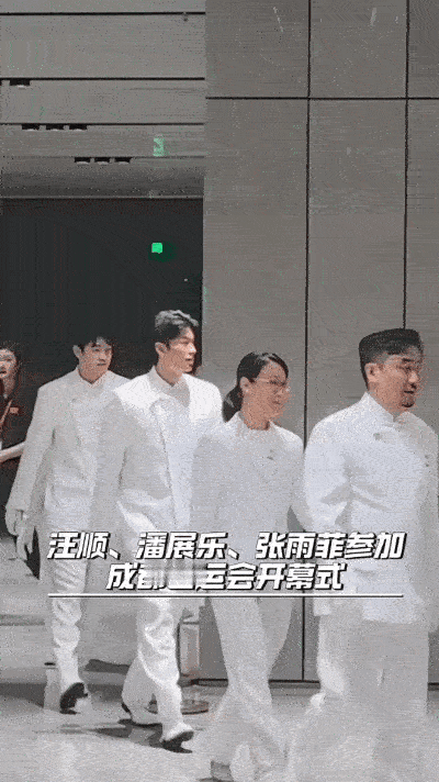2025年世运会开幕式现场，一群穿着缤纷服饰的志愿者就像灵动的精灵，在聚光灯下尽