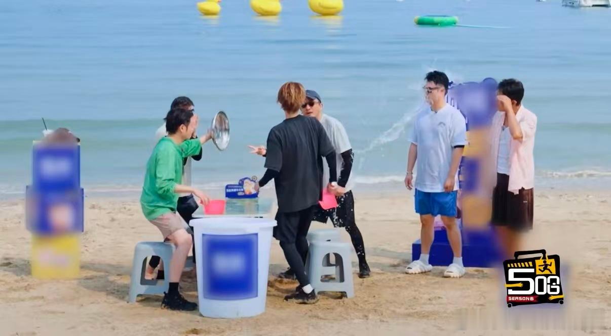 鹿晗泼水无差别攻击哈哈哈哈哈 这种无差别攻击的游玩方式，打破了常规泼水游戏的对抗