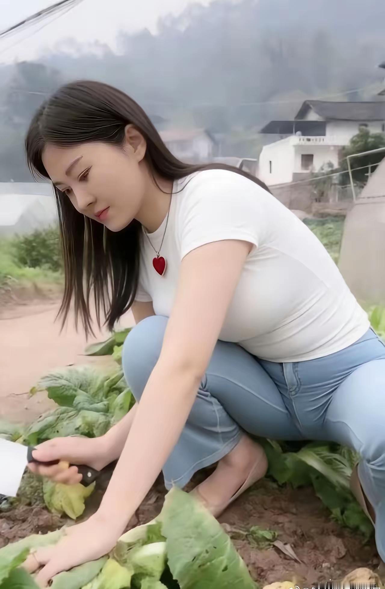 喜欢我这样的农村女人吗？
没有精致的妆容，没有华丽的穿搭，白T恤牛仔裤就是日常。
