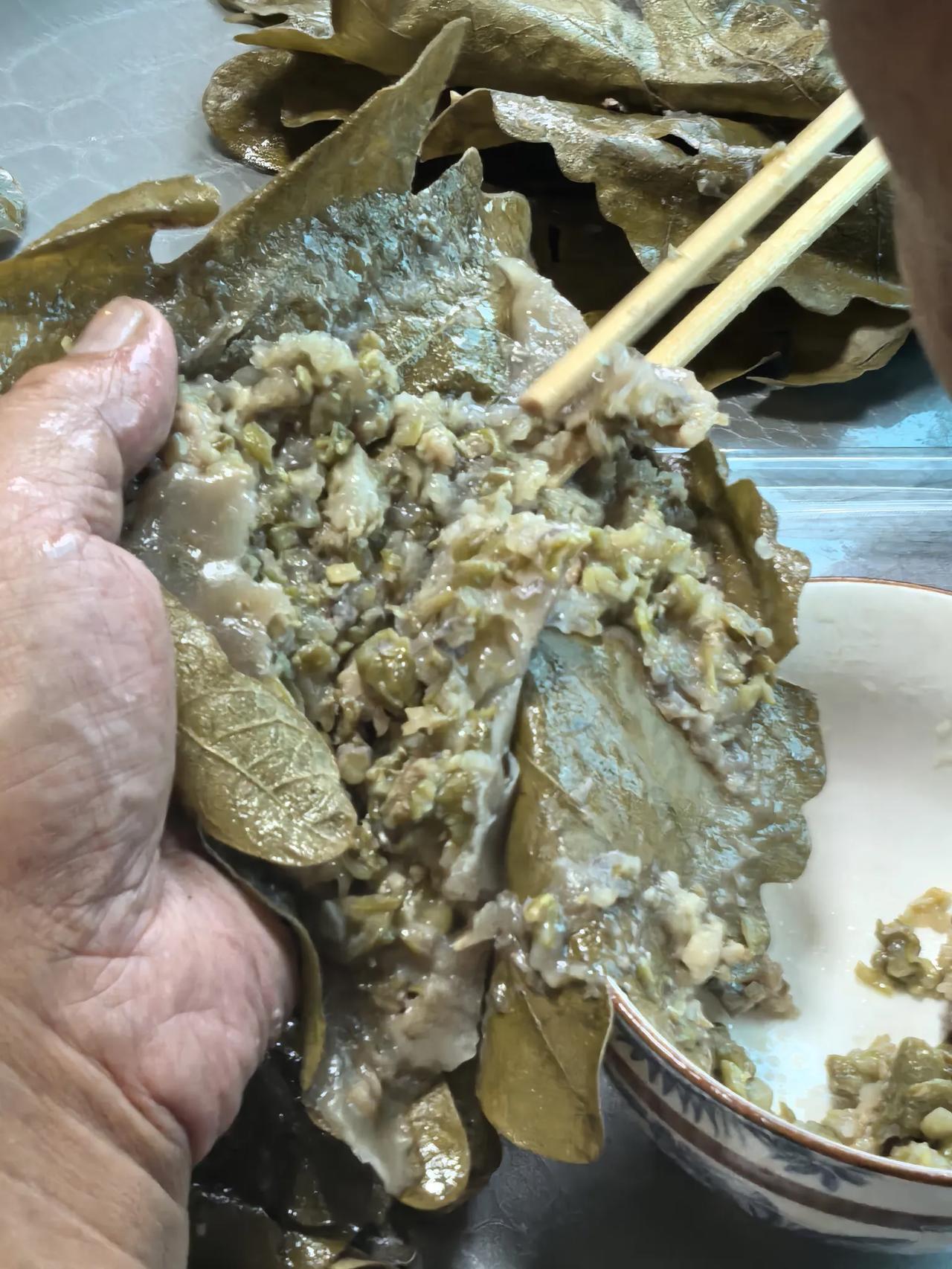 成败参半的桲椤叶饼。夏日生活打卡季盛夏季节正是吃桲椤叶饼的时候。此时，桲椤叶已经