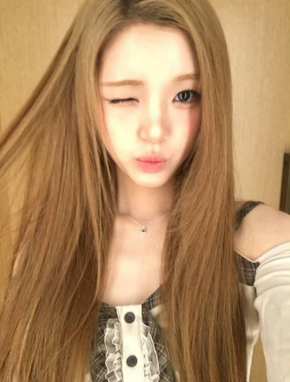 💕：你真的只会那一边的wink😉啊🐰：我早就知道会有人这么说，于是左思右想