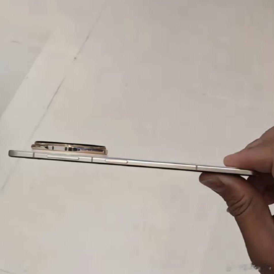 eSIM版华为Mate70 Air曝光图已经有了，看起来好薄啊！模组凸起也挺多，