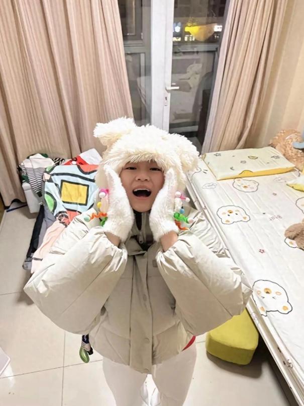 婵宝长大了，会买衣服了，这次和其他师兄弟们一起出发去上海参加活动。[心]

让人