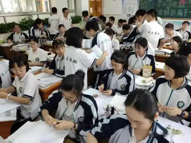 很多人好奇我为什么干教培，还是教比较小众的历史科目，原因很简单，别的我不会干，我