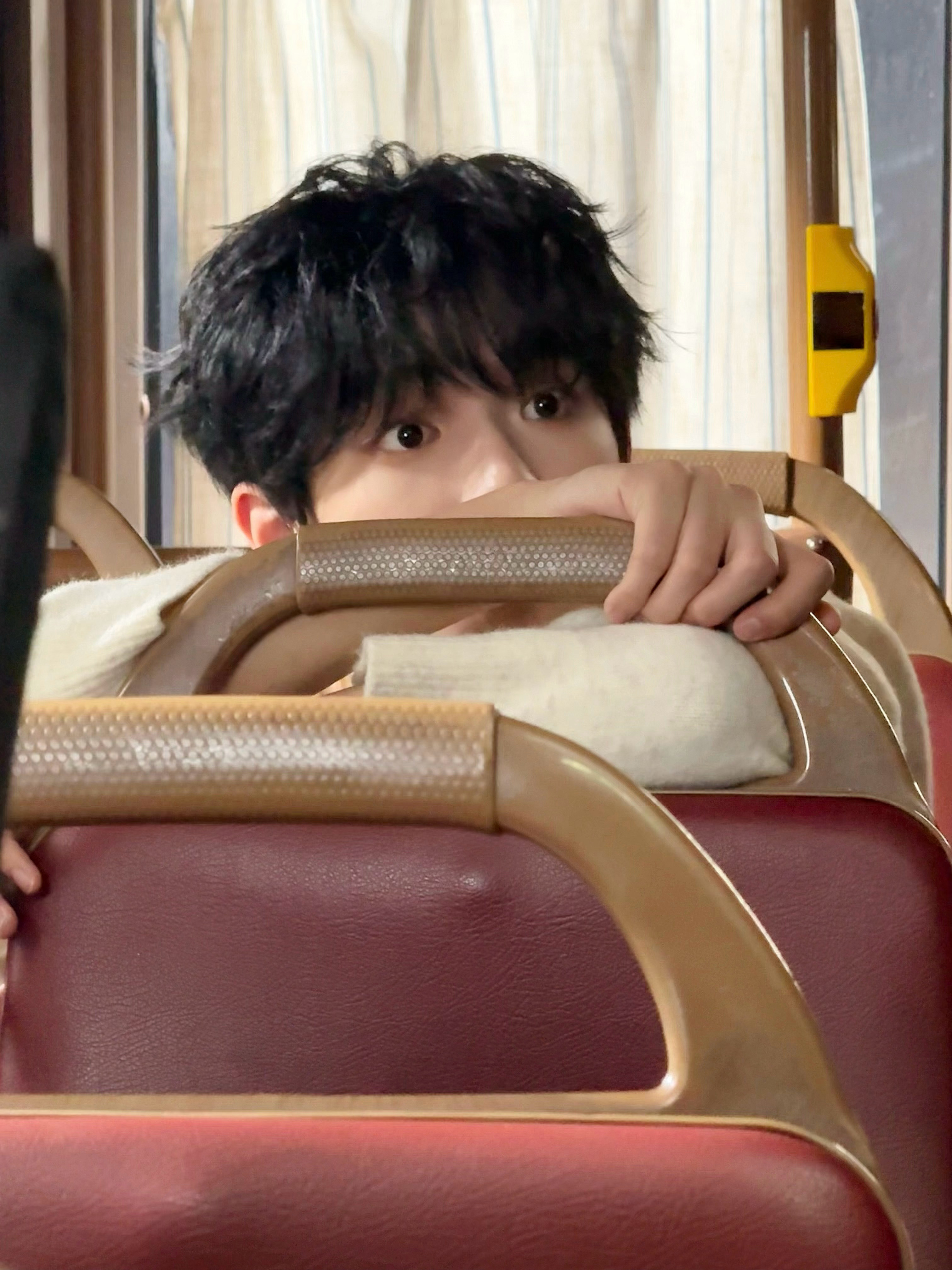 🍊 “星星在夜晚散落，太阳渐渐聚集橘黄，斜阳落在你身 黛眉满是温柔.”