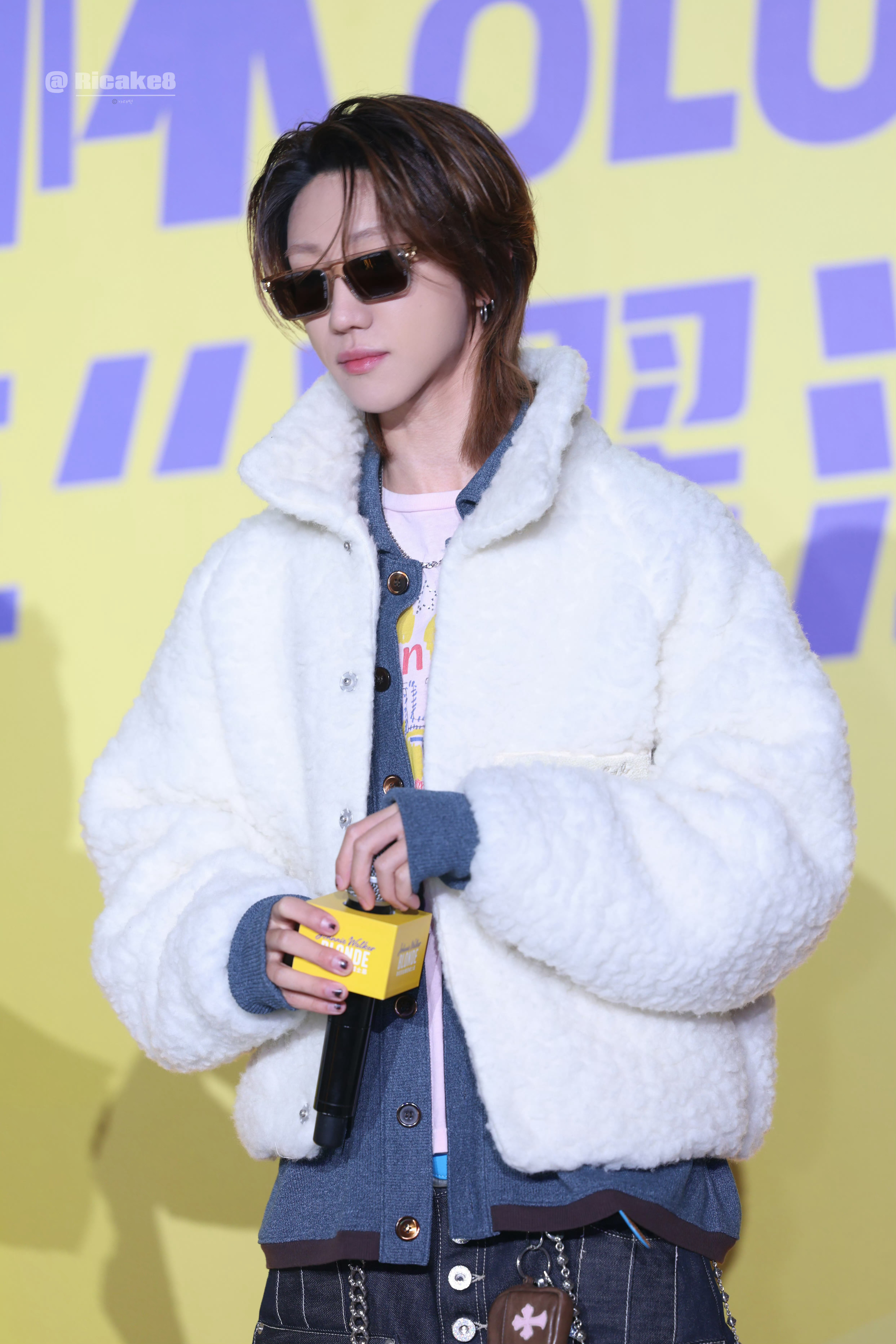 徐明浩今日出席尊尼获加品牌活动，身着毛绒外套搭配针织衫和牛仔裤，佩戴一副帅气墨镜