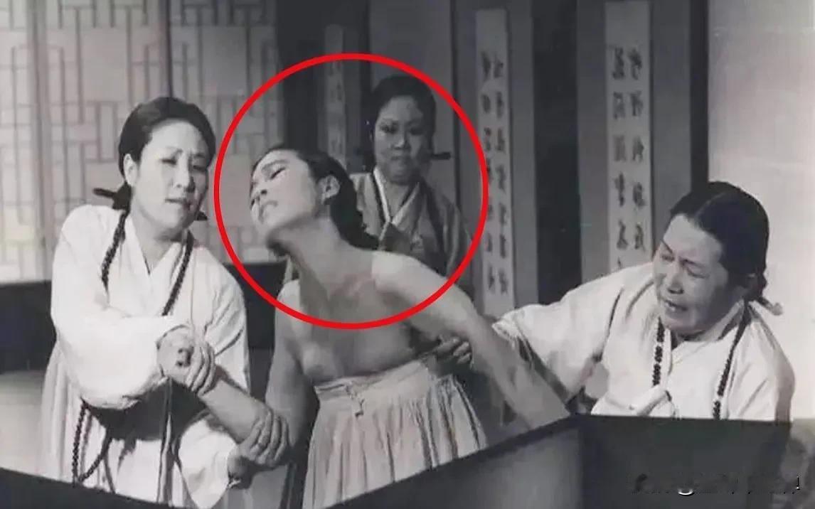 古代女太监净身有多残酷？远比凌迟更绝望。
洪武年间，朱元璋发现年轻宫女与侍卫私通