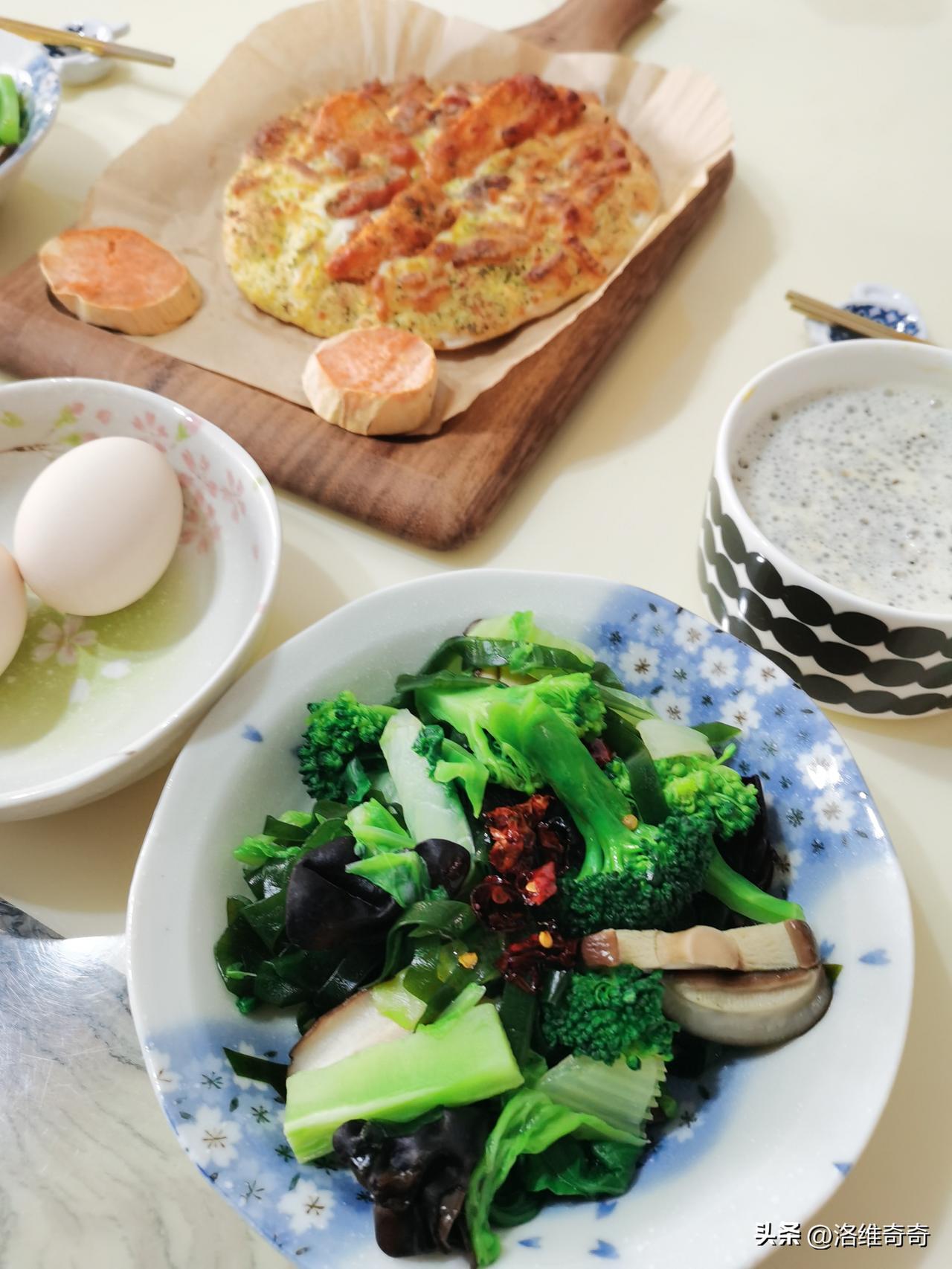 家里做饭，媳妇问我想吃啥。
我说随便，清淡点就行。
端上桌一看：辣椒炒辣椒。
我
