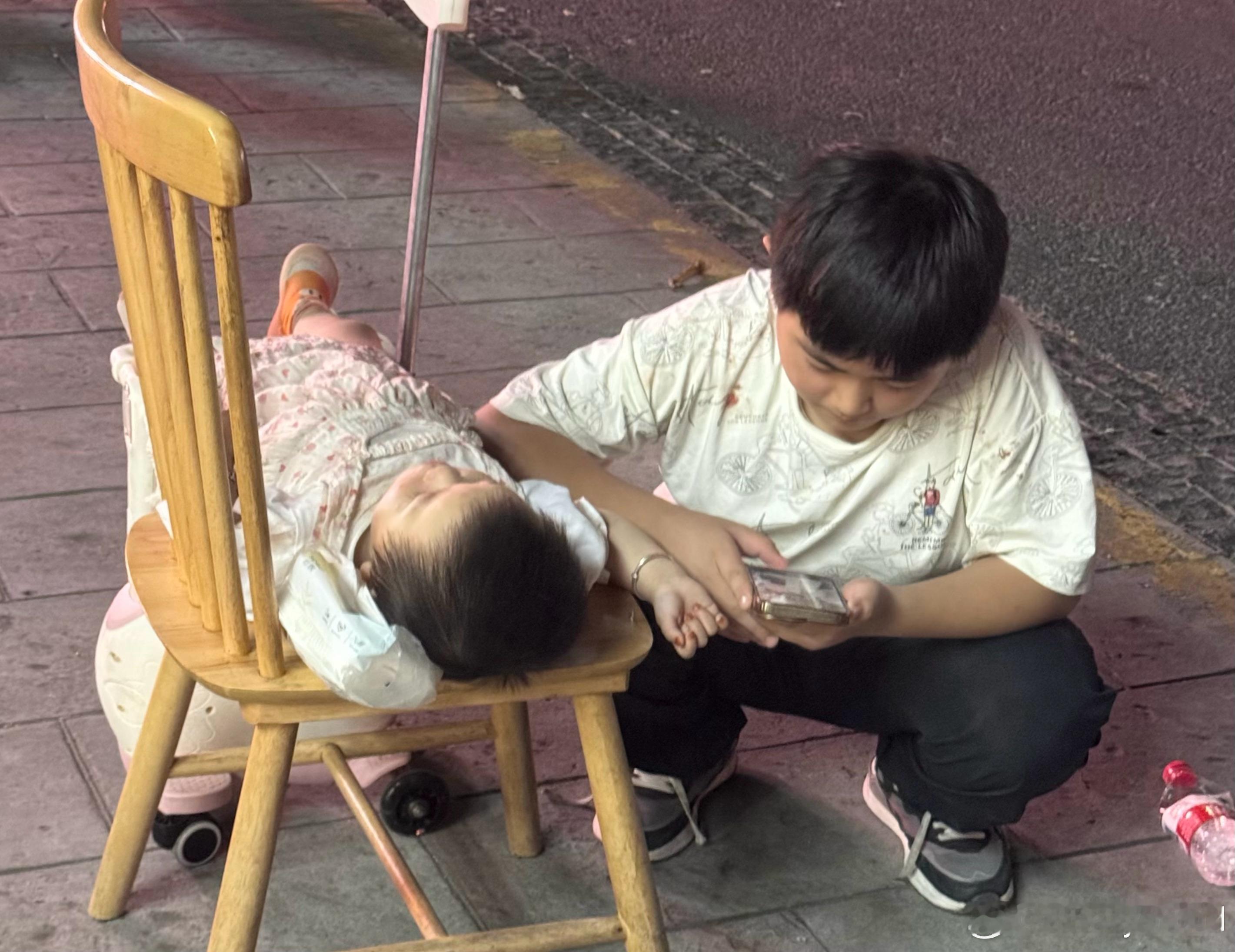 哥哥&妹妹🌙我小时候也这么睡过，院子里有一棵大枣树，奶奶会给扇蚊子 ​​​