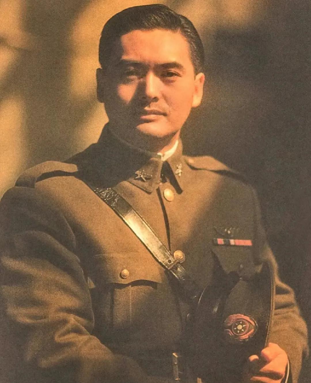 周润发公认最帅的一张旧照，
超越了《赌神》！
现在还有这种霸气，男子气概十足的明