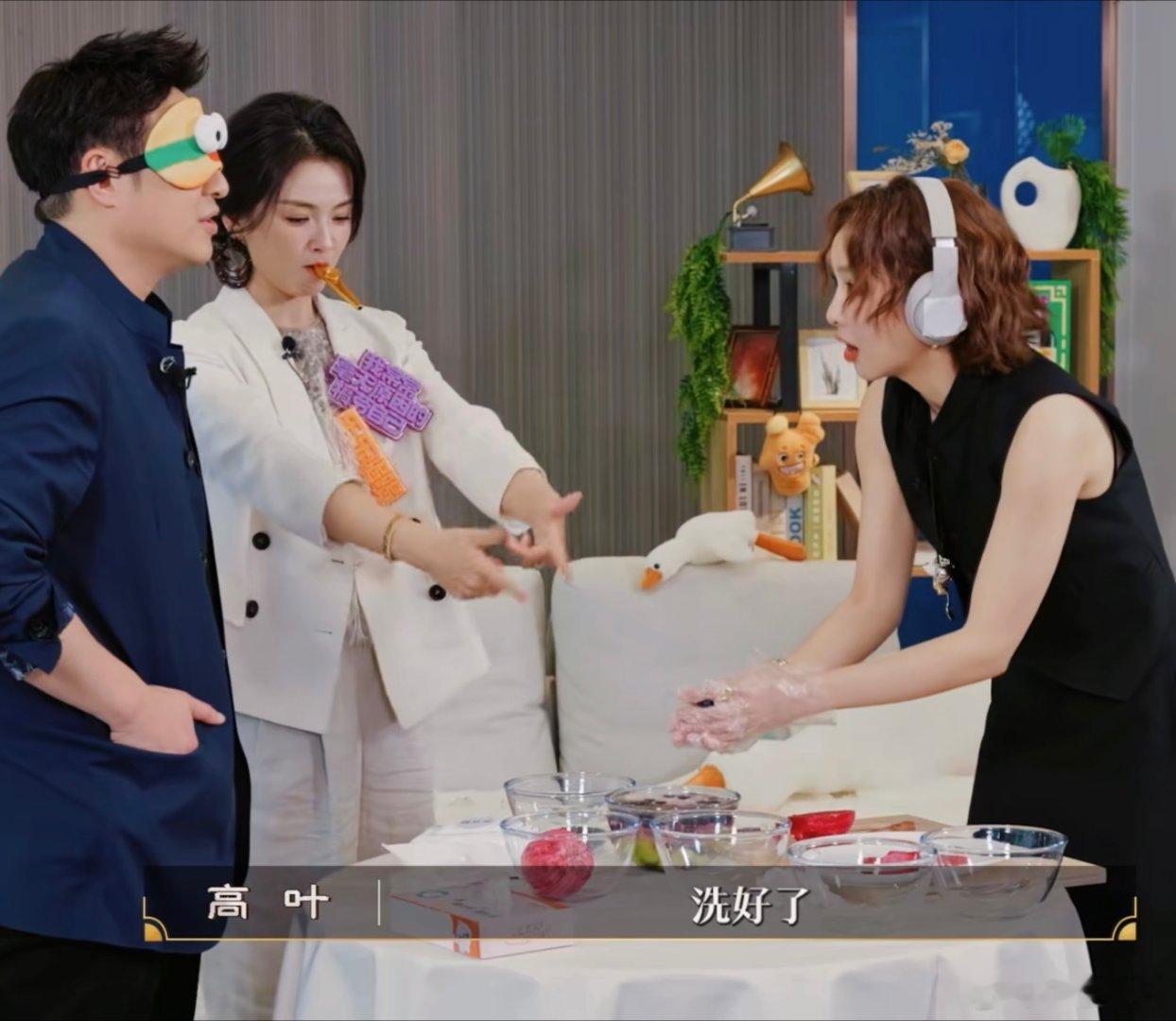 第一次看见刘涛急成这样 节目片段里的刘涛反差感拉满，费力吹口哨引导蒙眼的潘玮柏，