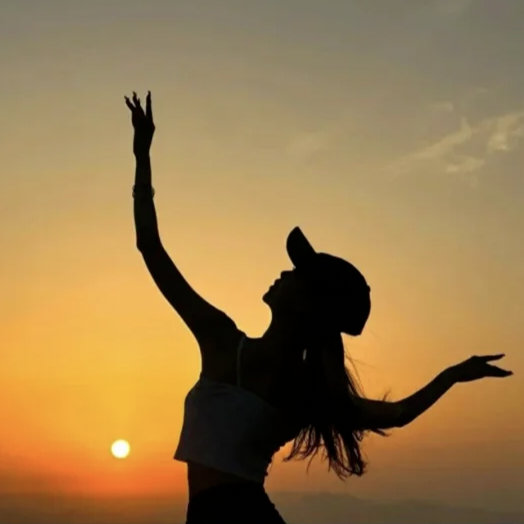 你问成熟是什么，曾经的万箭穿心，现在的云淡风轻。 