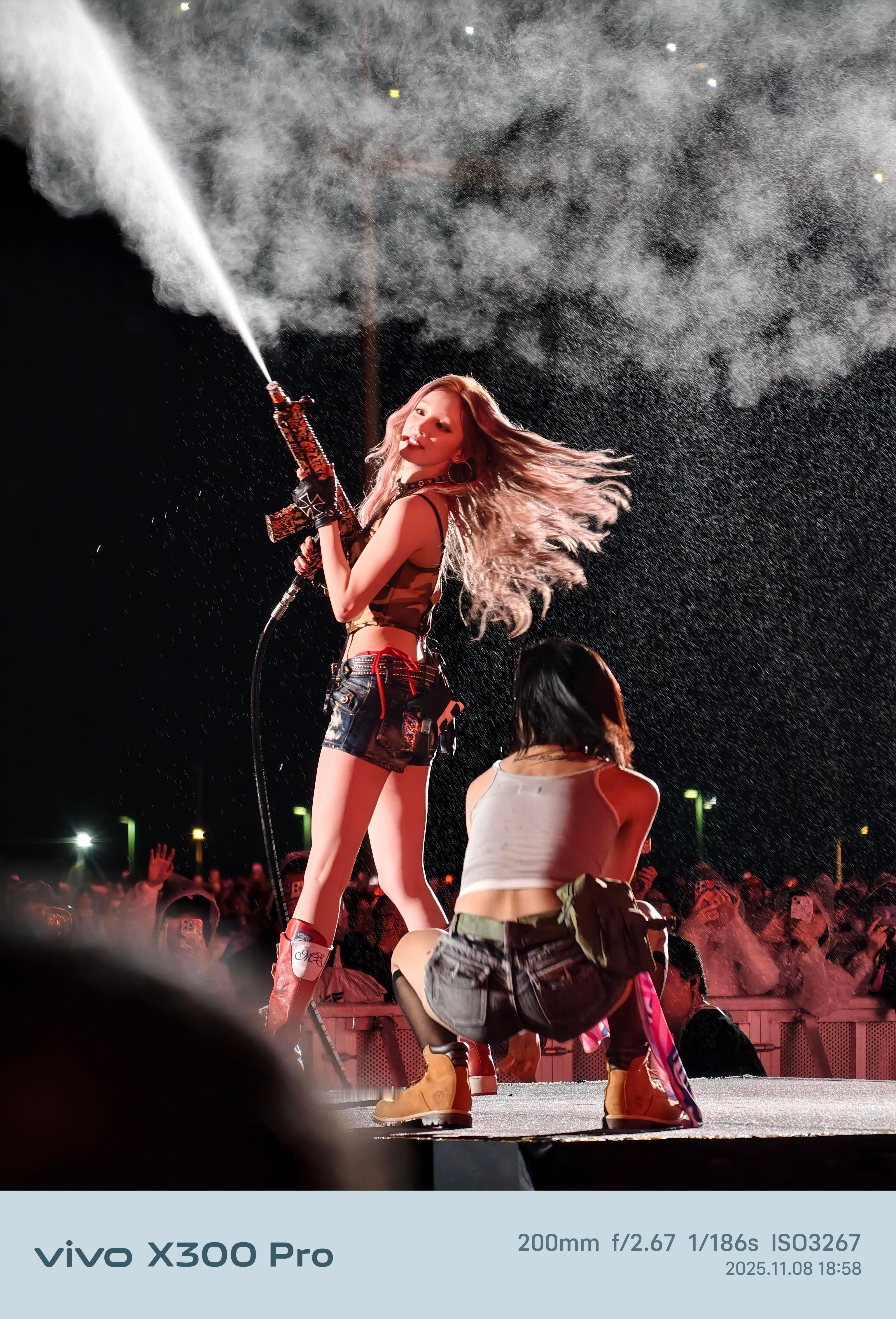 今晚澳门水弹音乐节火力全开的宋雨琦✨ ​​​