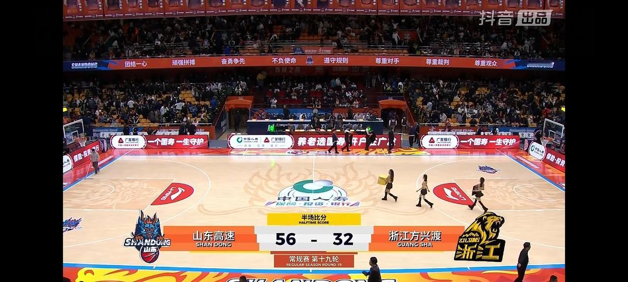 谁能想到山东高速上半场把卫冕冠军按在地上一阵磨擦，上半场以56：32大比分领先卫