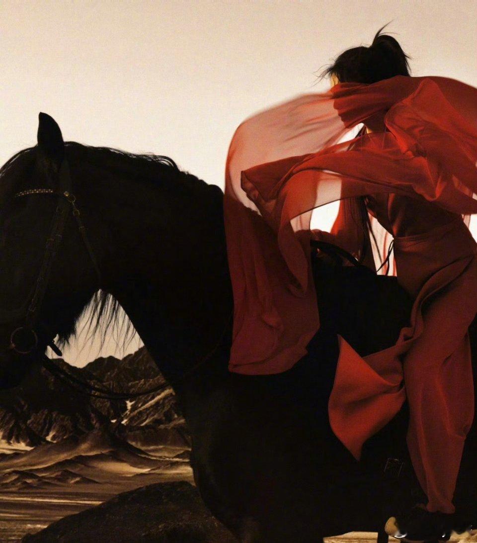 白鹿红衣侠女白鹿侠女骑马照  白鹿简直红衣侠女吧！一整个美住！！白鹿