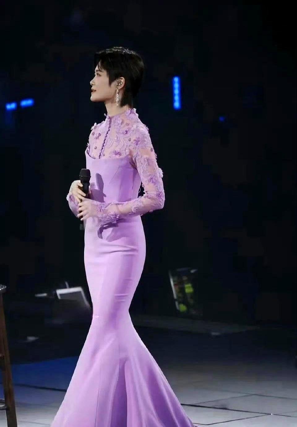 拒绝裙子20年，李宇春用一条粉裙震碎所有人。
 
一条香芋紫鱼尾裙，裹住身体。侧