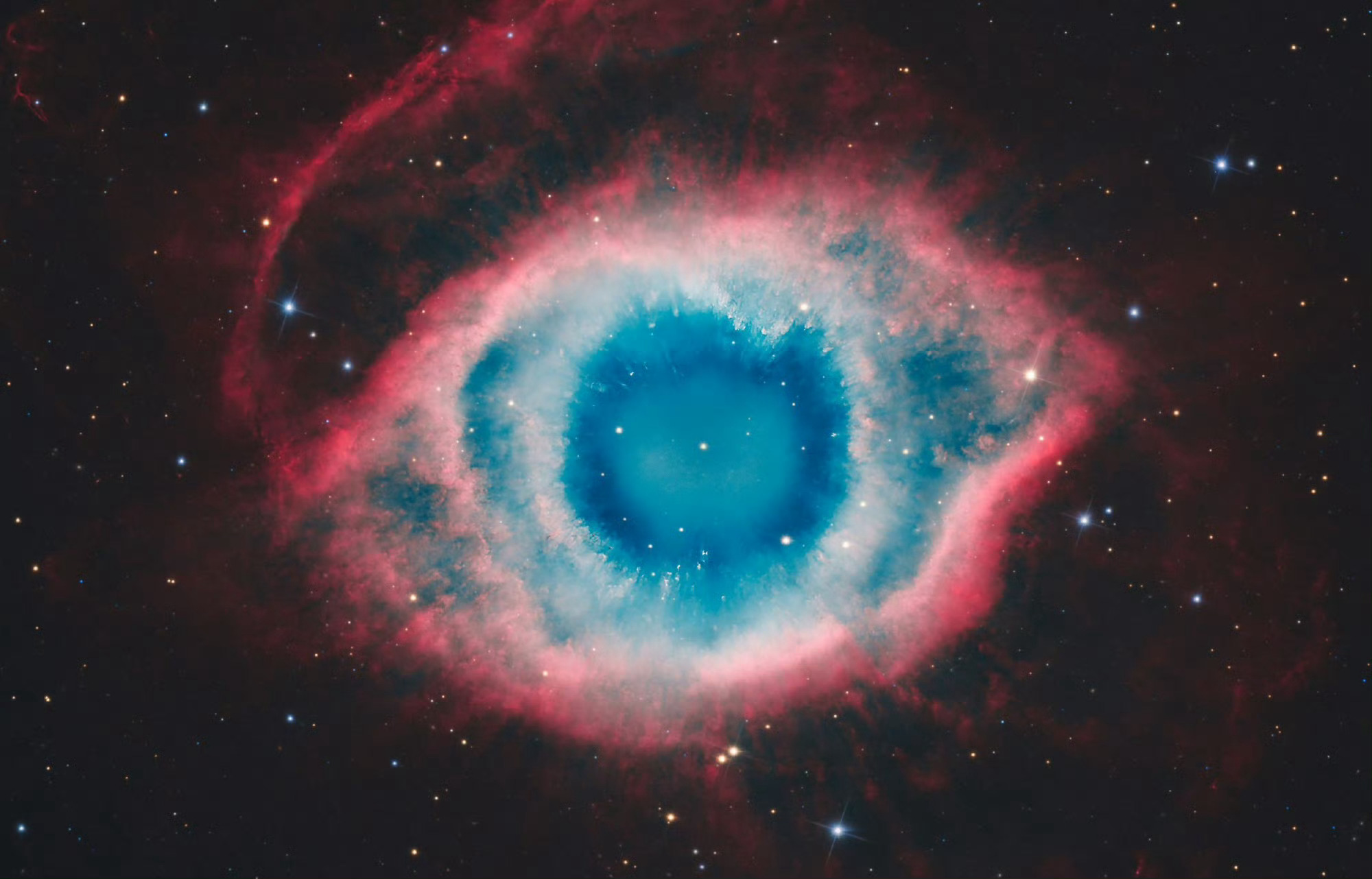 #每天一天文图# 螺旋星云位于水瓶座，为恒星演化的最后阶段提供了独特的见解。这个