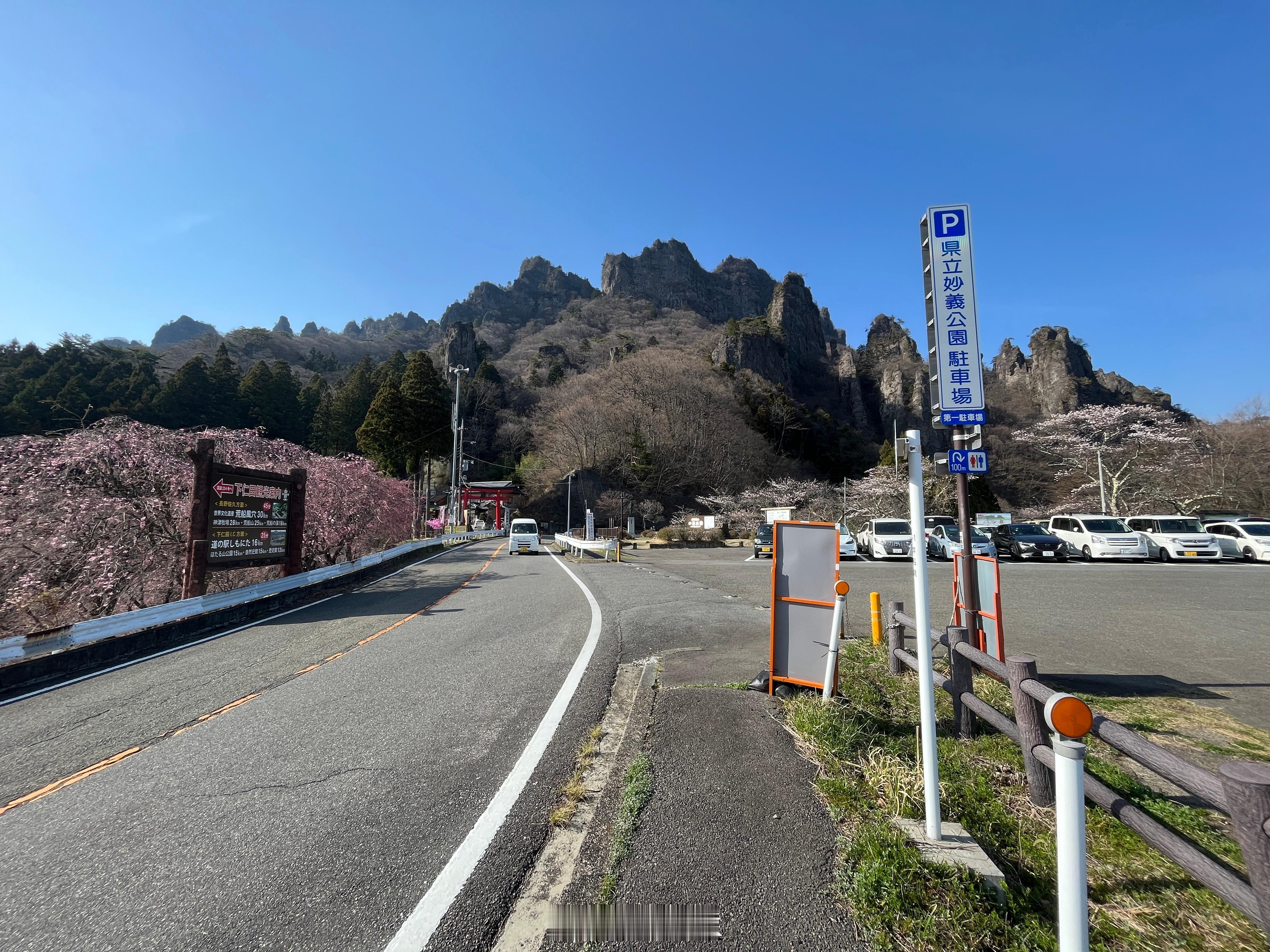 妙义山顶，这个场景头文字D中出现的不多，标志性的建筑也只有那个鸟居，一般街机游戏