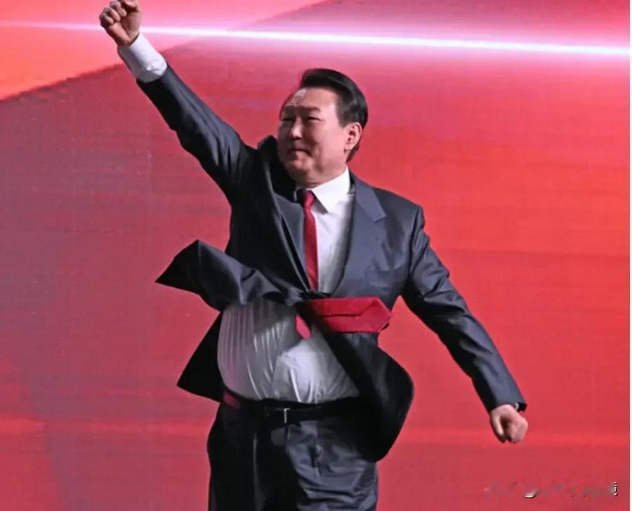 韩国总统尹锡悦高光时刻和落魄时刻的强烈对比。
高光时刻，高举右手，意气风发，神采