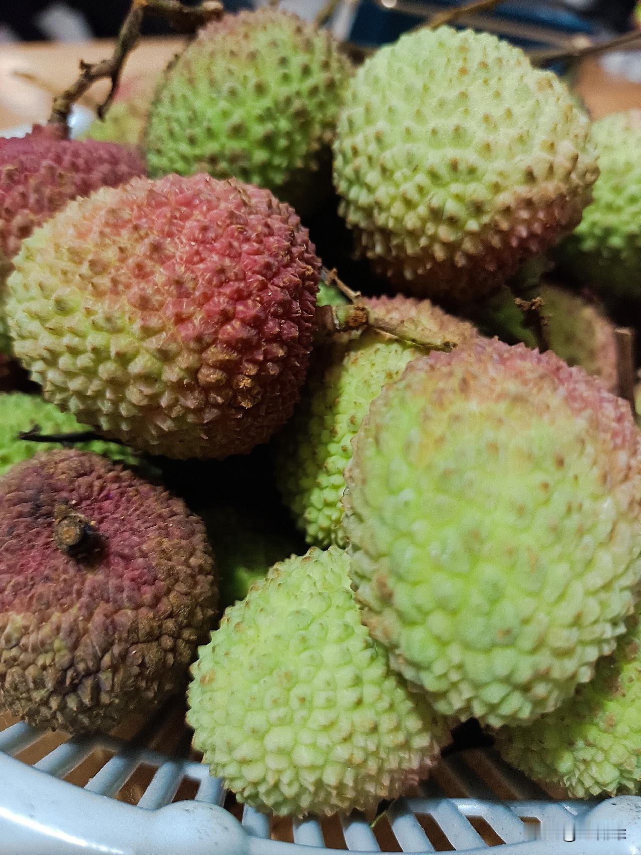 这是我们广西的特产，妃子笑，这个时候正是丰收时节，虽然说不是刚从荔枝树上摘下来的