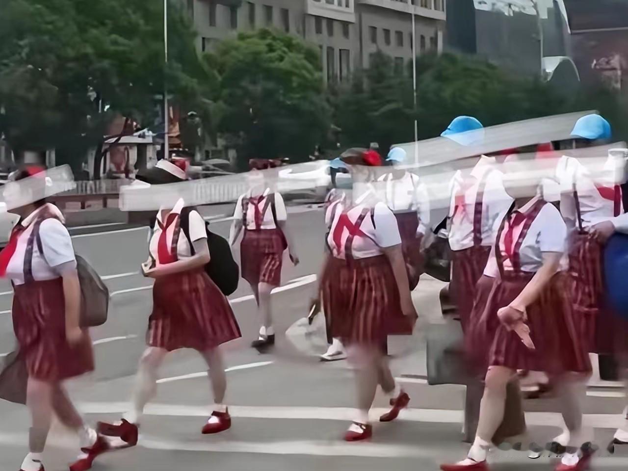 戴红领巾穿超短裙过六一的奶奶们，这个六一真的快乐吗？
刷到一组照片，看得我五味杂