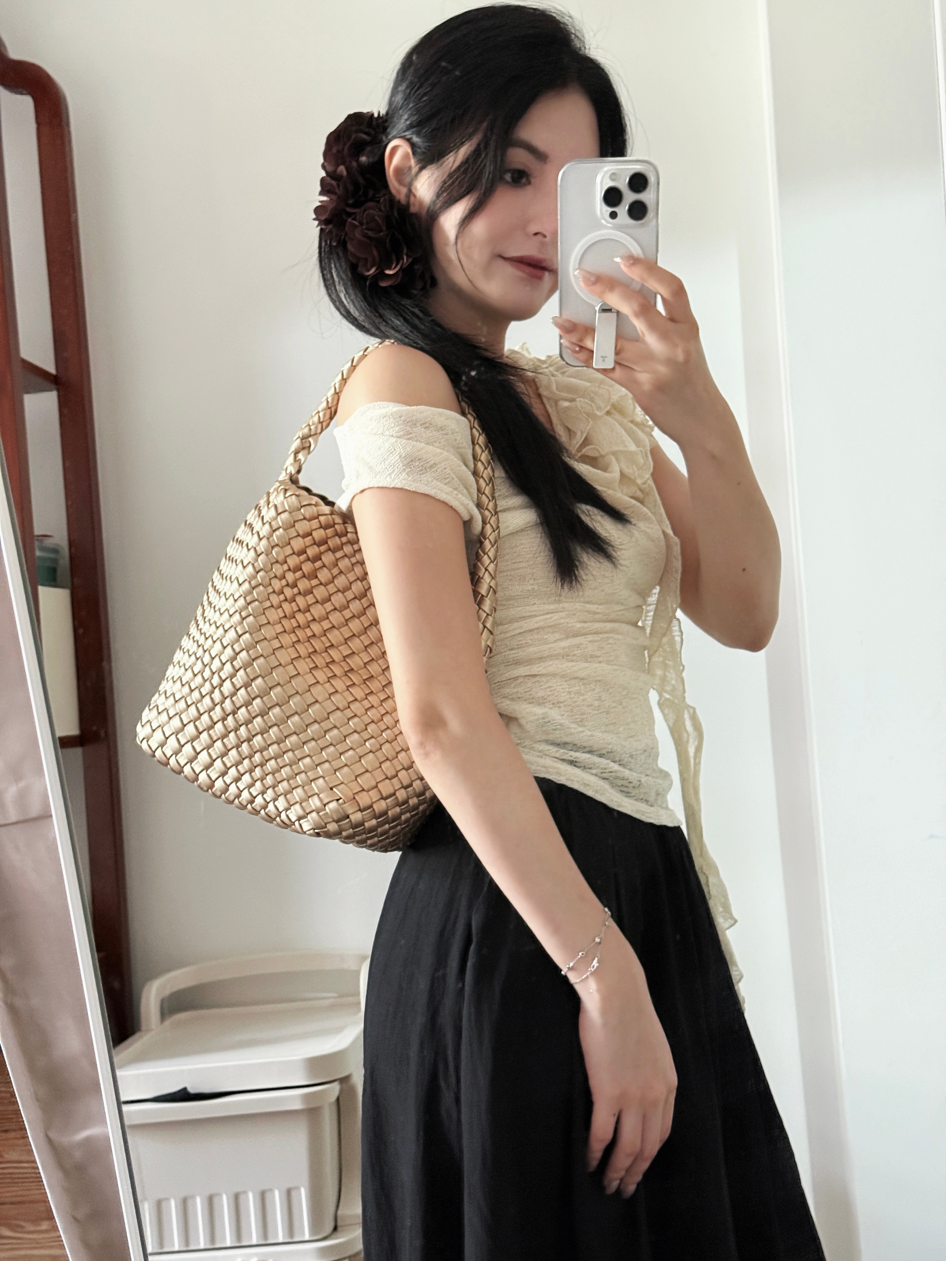 被最后两张图种🌿的编织包[嘻嘻]一开始选的小号 后来又觉得带娃出门不够大 ge