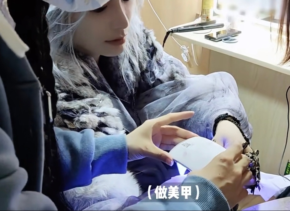 做手指倒模，做美甲，做建构，留尖尖的指甲……一切都是为了更好地服务角色，欢迎大家