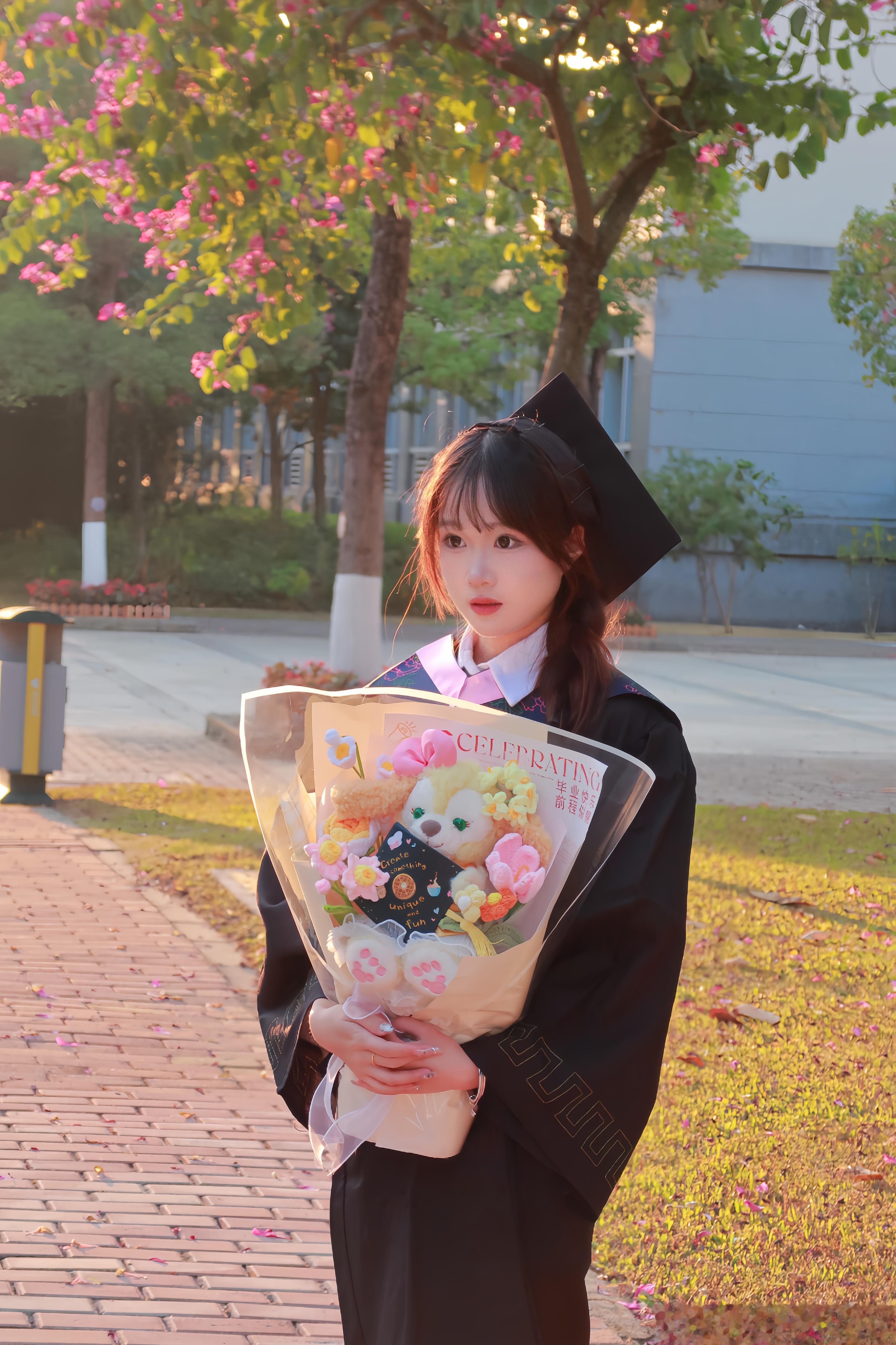比了个耶✌🏻毕了个业🎓  ​​​