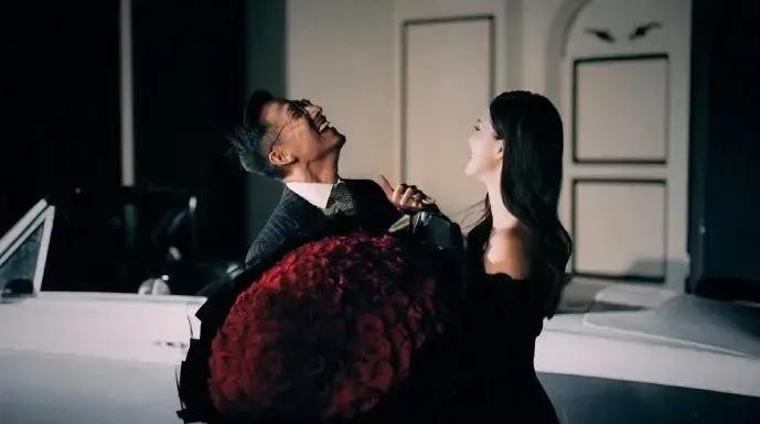 吴千语：好的恋情是相互尊重。

吴千语发现施伯雄前女友写给他的信和照片，她帮他留