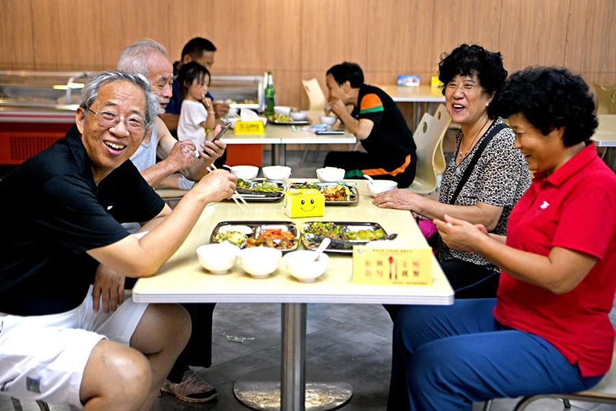 社区老年食堂是什么？哪些老人可以享受，一文讲清楚
 
现如今很多城市乡村，都建起
