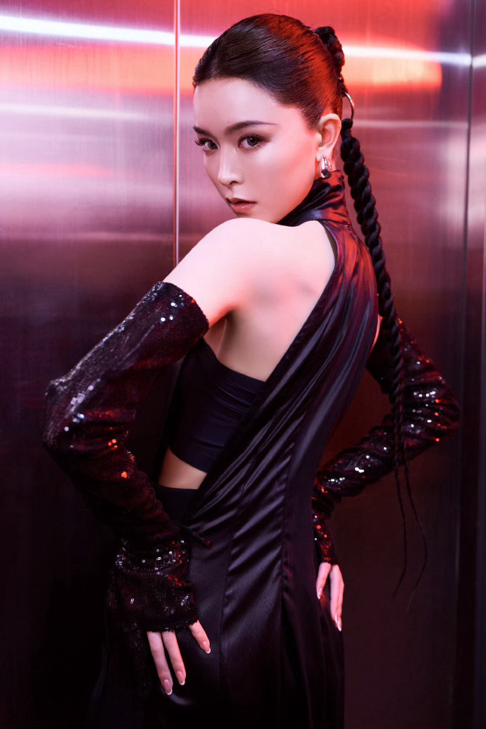 文咏珊好优越的发际线自带完美原生发际线buff，高颅顶配精致五官，不挑造型怎么拍