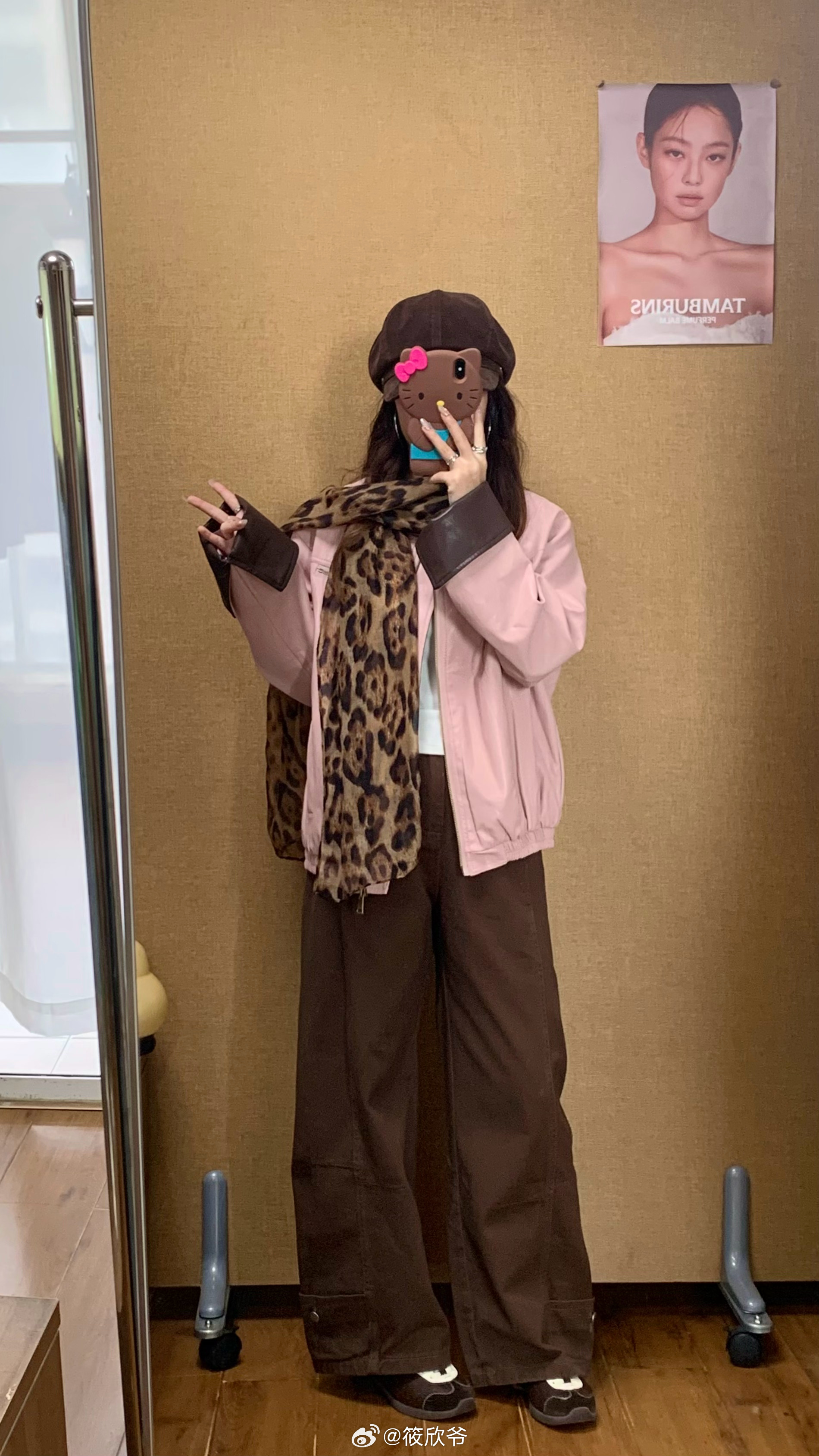 🍂咖色系怎么配～  分享秋日搭配思路丝巾和帽子超强氛围感的单品，上下提取带有咖