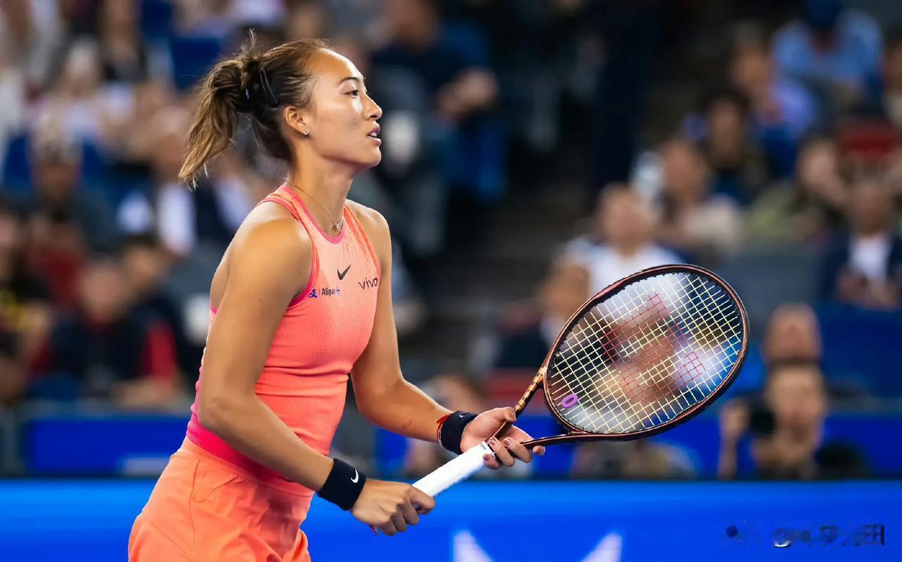 吐槽#2024武网# 今天的武网观众有点难平，郑钦文发球时有人起身走动，还有人在