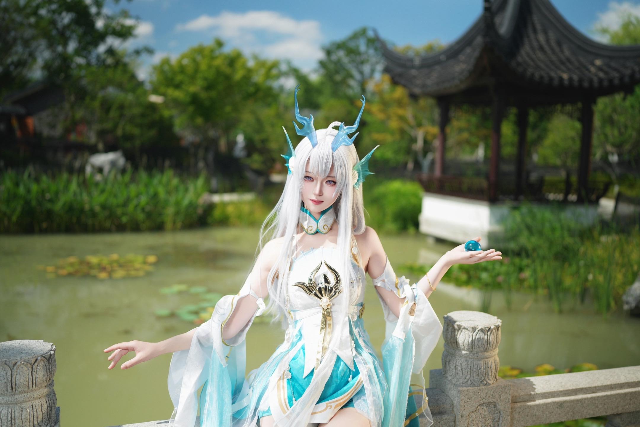 翻尾召云动，覆手唤潮生