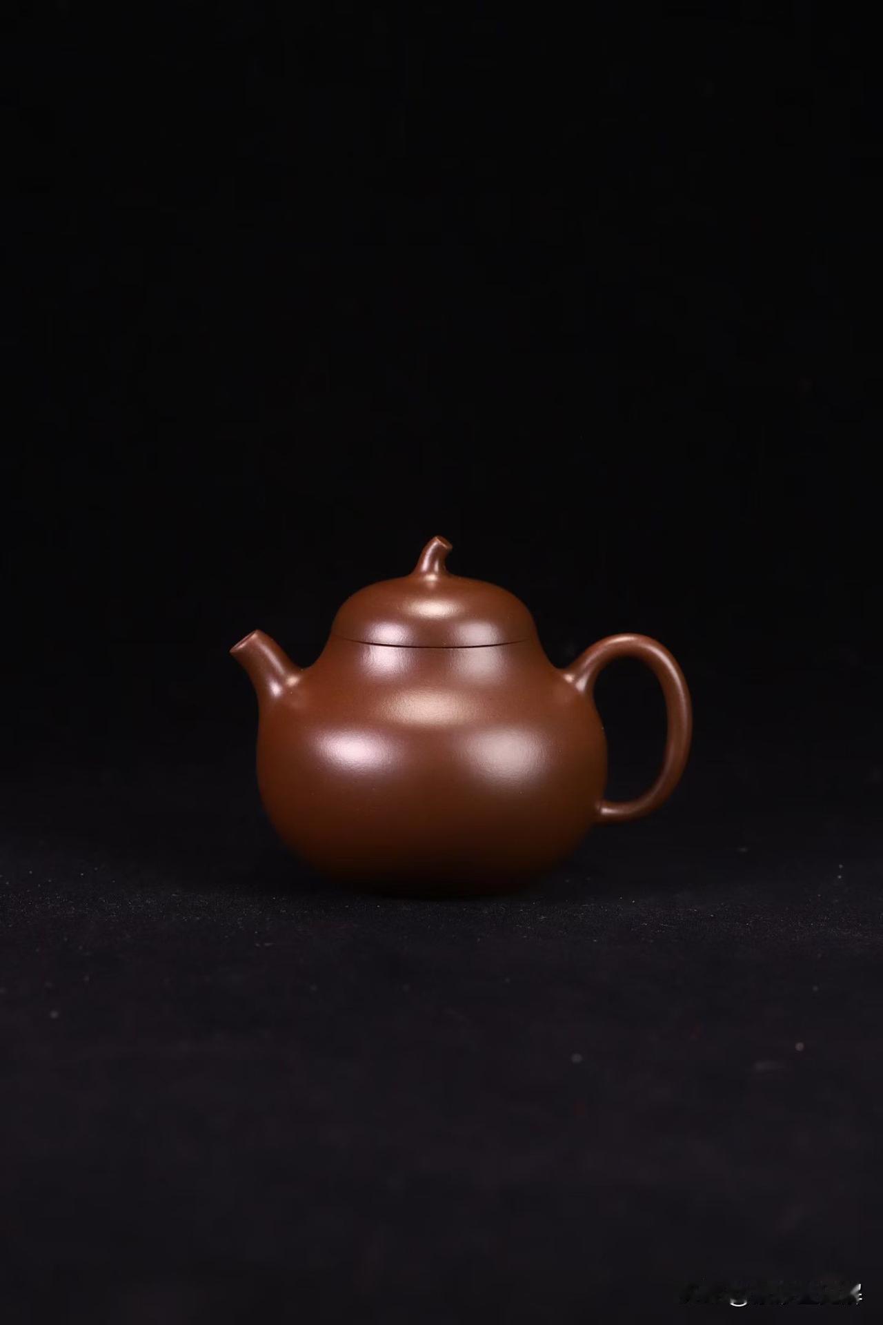 紫砂壶的大小，从来不只是容量问题
很多刚接触紫砂壶的朋友都会问：买大壶好还是小壶