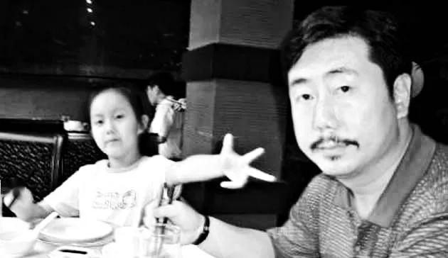2011年，央视主持人方宏进被女儿爆料：父亲与复旦女学生开房，被母亲当场抓住。他