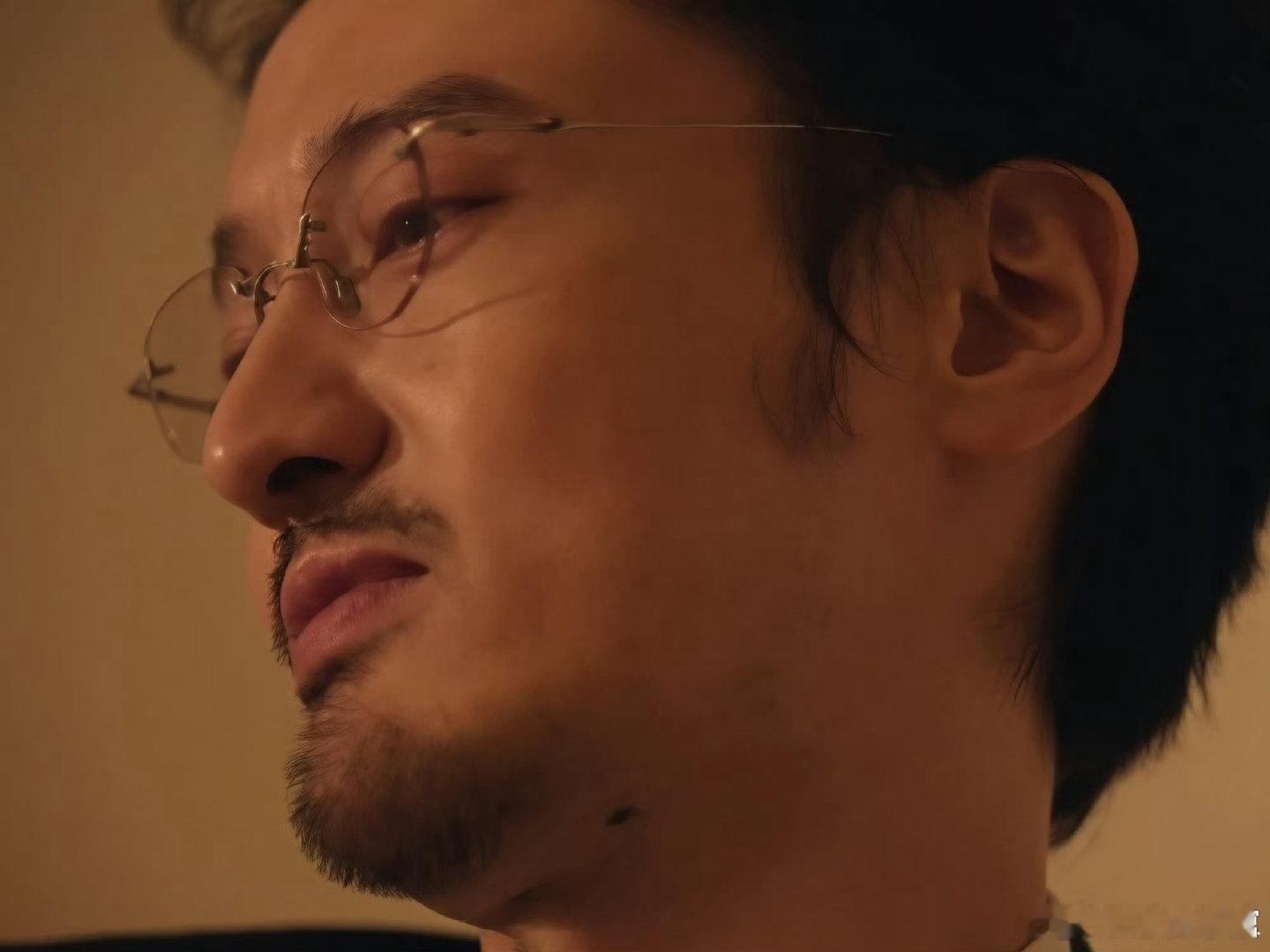 马旭东叫王传君荣哥披荆斩棘往往就是这种不被镜头重点捕捉的幕后细节，最能体现两个人