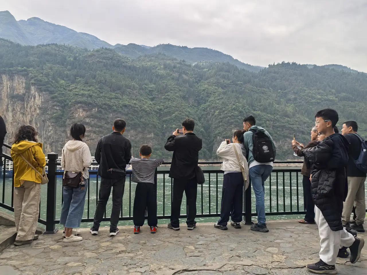 前两天在景区，看见一姑娘穿着酒店拖鞋就出来了。旁边大妈嘀咕：“这也太随便了吧。”