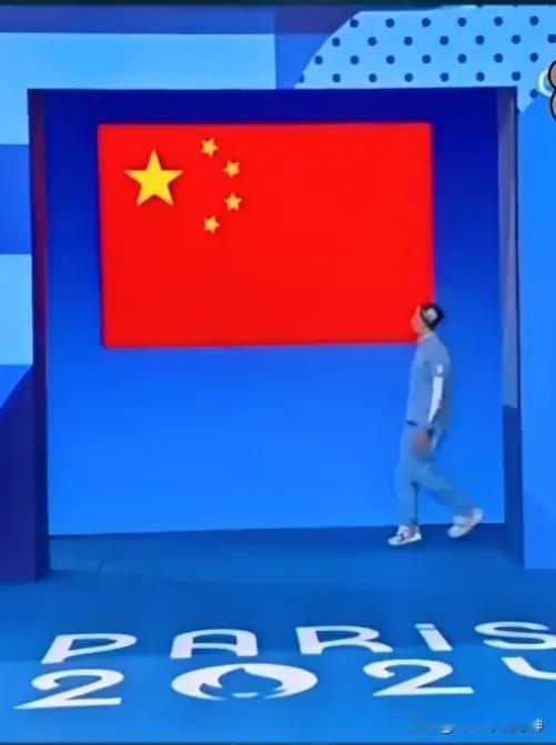 巴黎奥运会法国继续整活，这回是放错国旗。
在游泳比赛项目中，介绍阿根廷运动员出场