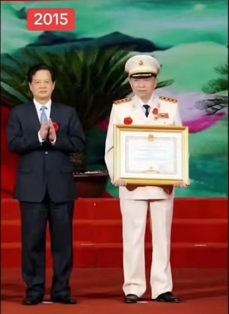 十年时光！苏林的角色就从接受者，变成颁发者！

2015年，苏林一身白色制服，双