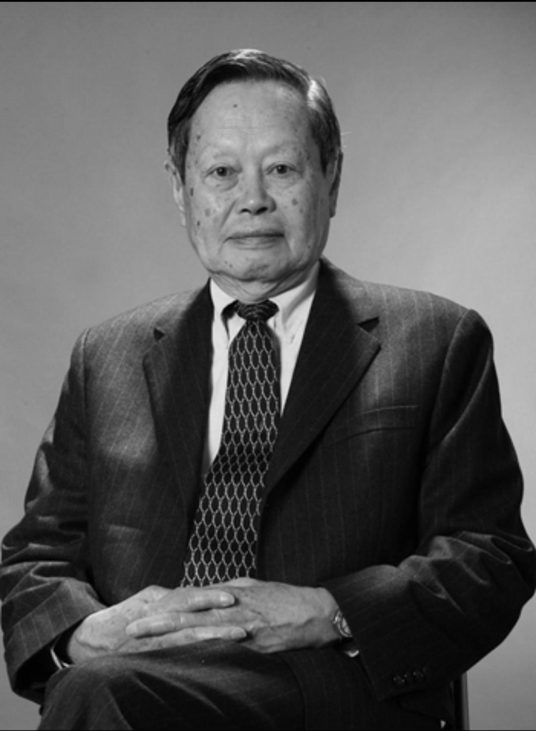 杨振宁先生走了，

我感觉心里酸酸的，

一生研至理，万里念桑麻。先生的伟大，不