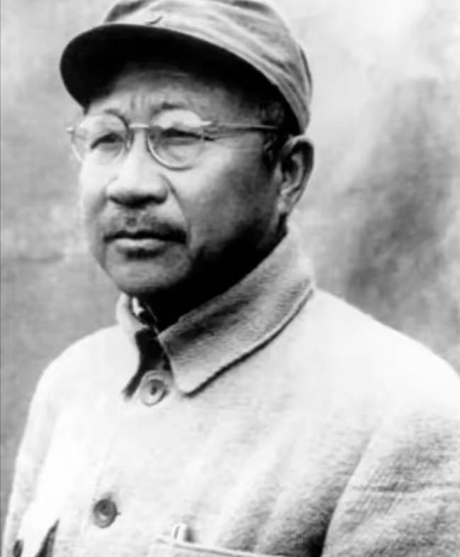 1942年，新四军副军长张云逸伪装成老农，打算去军部开会，谁知路上却被汉奸拦下，