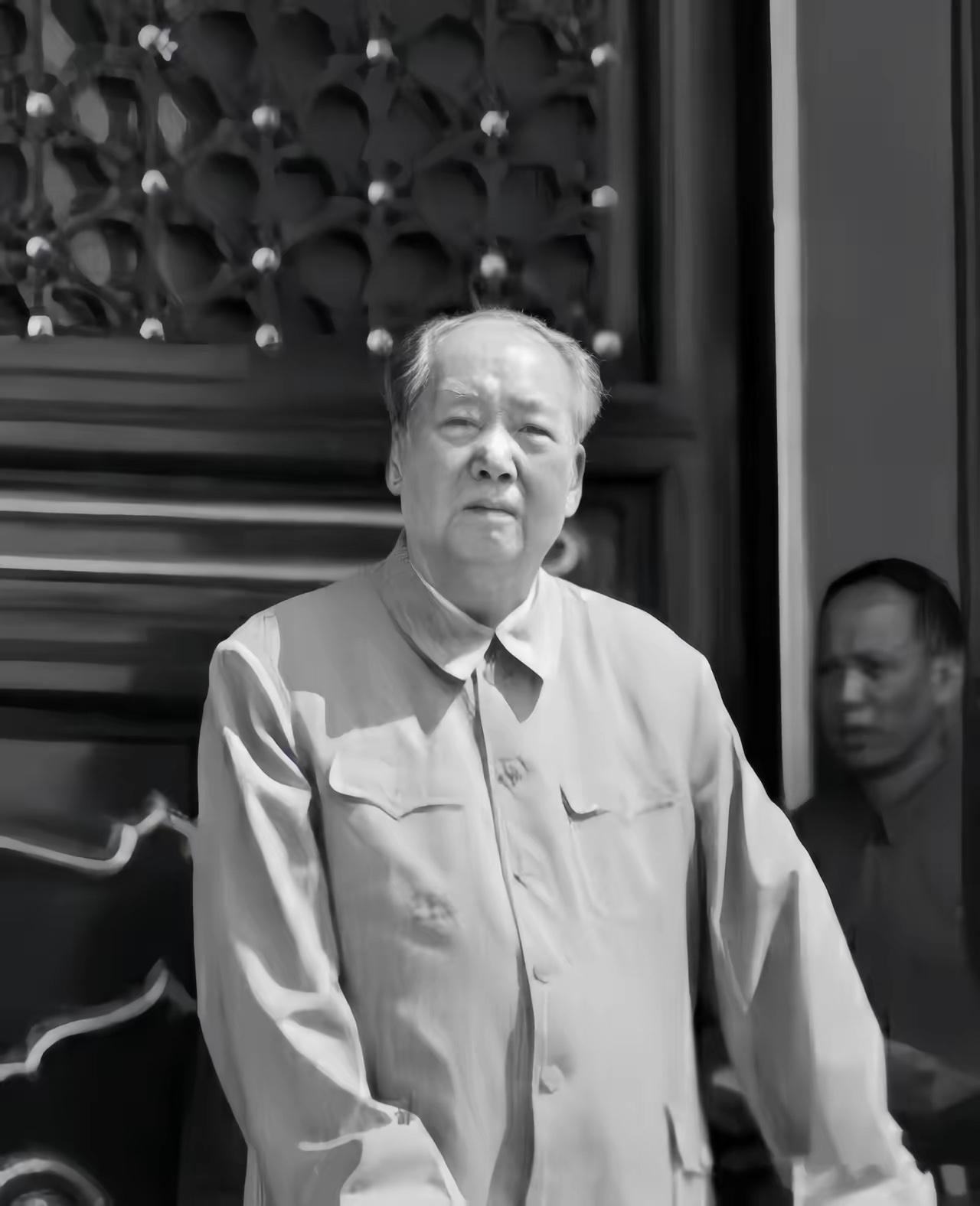 读懂毛泽东照片中的“无我”境界

下图是毛泽东晚年的一张照片，有人说：从这张照片