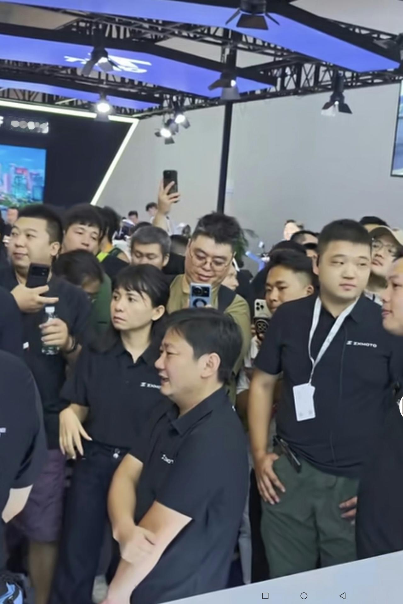 有一个网友比较关注的问题：张雪现在成为名人了，会不会配保镖？
从近日发布的张雪参