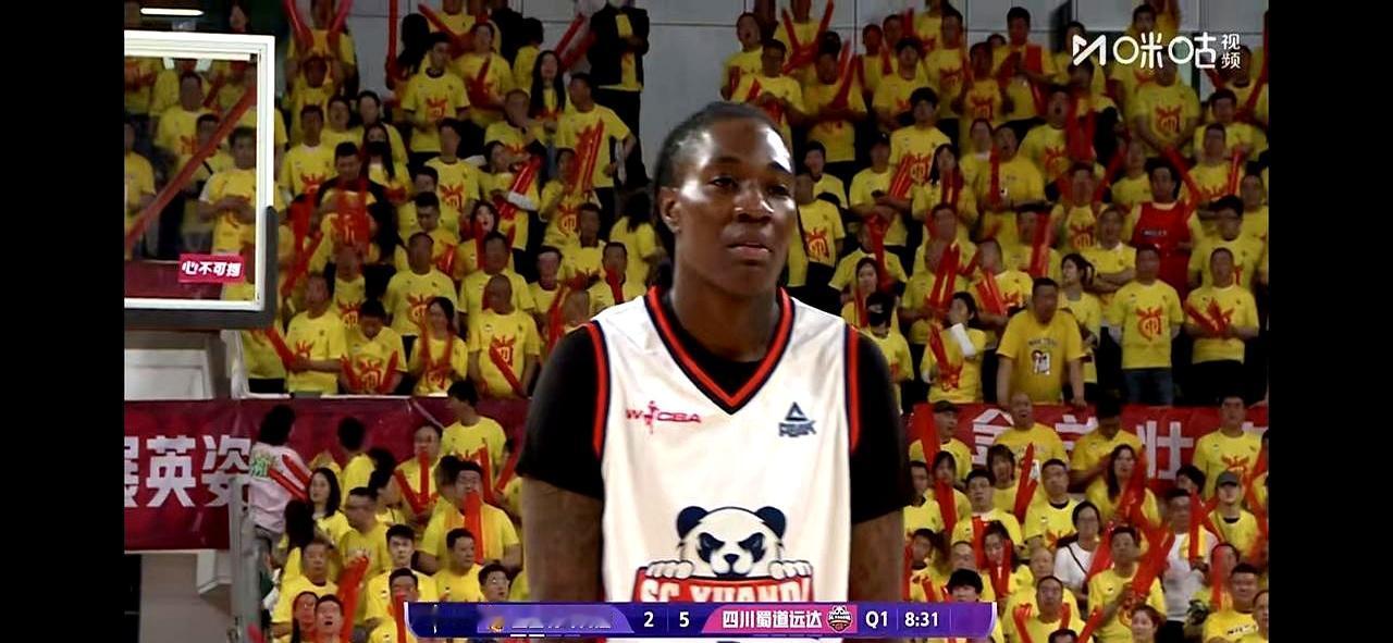 终场前那一下，回身出手，网袋一响，70:72。
总决赛G2，四川女篮被张茹压哨带